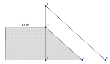 På figuren er det et rektangel og to rettvinklede trekanter ABC og ADE, der det skraverte området består av rektanglet og den minste trekanten (ADE). Den ene siden i rektanglet er på 6,1 dm, mens den andre siden er lik siden AD i det minste rektanglet (en katet). Vinkel EAD=90 grader, det samme er CAB. Vinklene ADE og ABC er også like store.